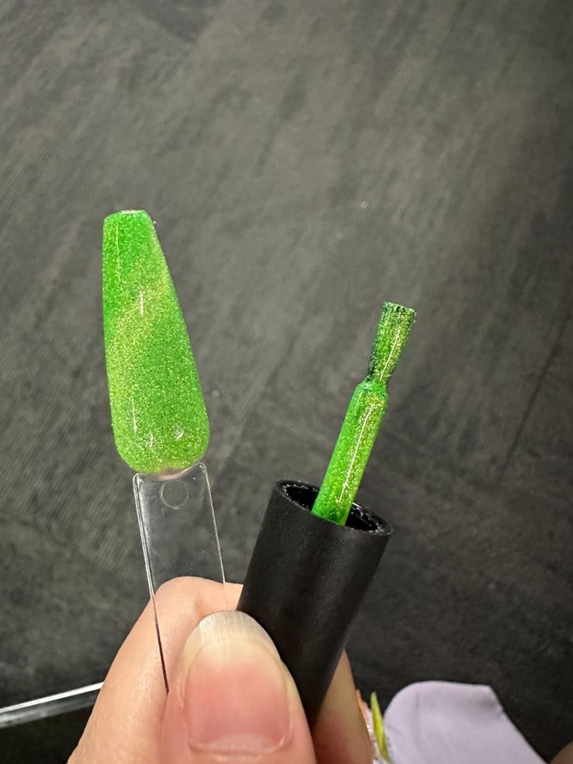 Reflective Cat Eye Gel Polish Shade : Green